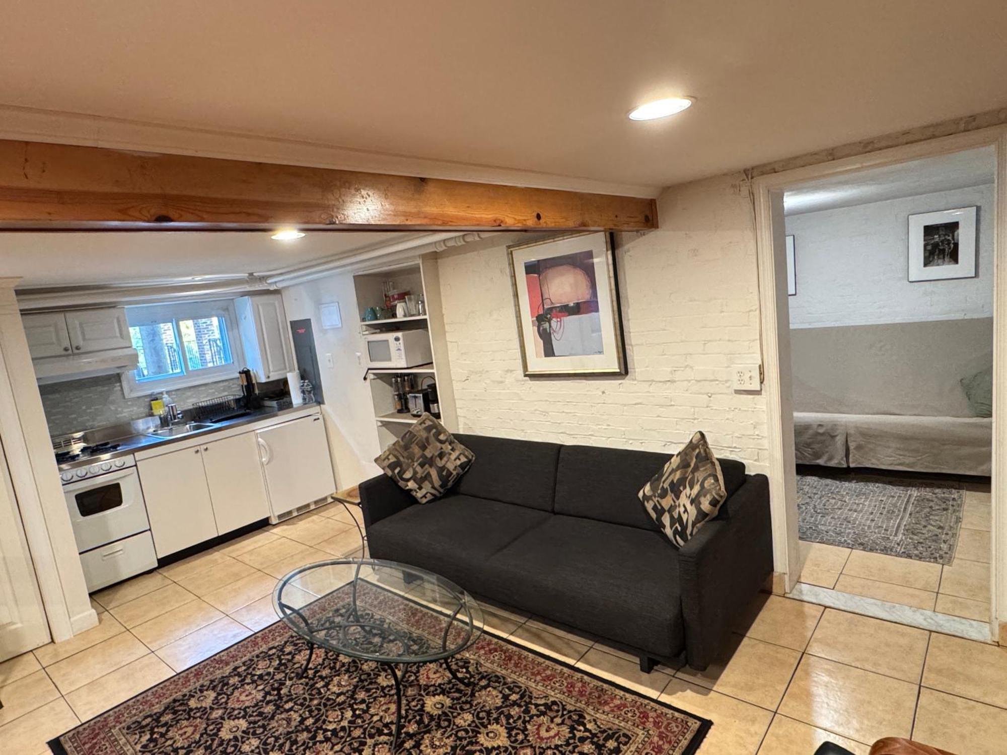 First Floor One Bedroom With Full Kitchen & Bath Appartement *